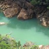 Eaux vertes et roches rouges