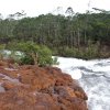 Rivière bleue et roches rouges